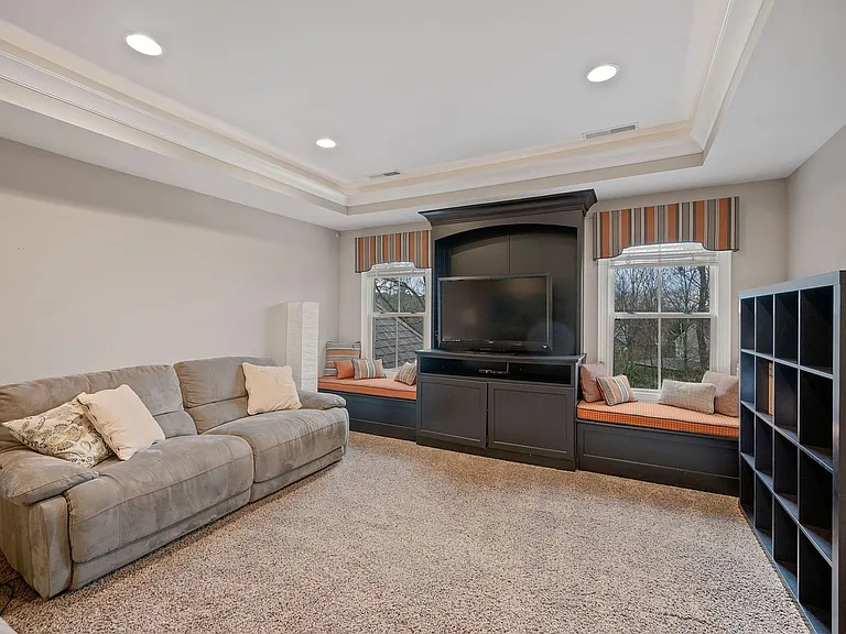 7715 Cathedral Hill Dr — Photo 23