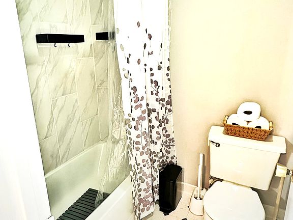 5th image of 135 Kingsbury Dr #135