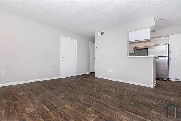 925 Northwood Dr — Photo 4