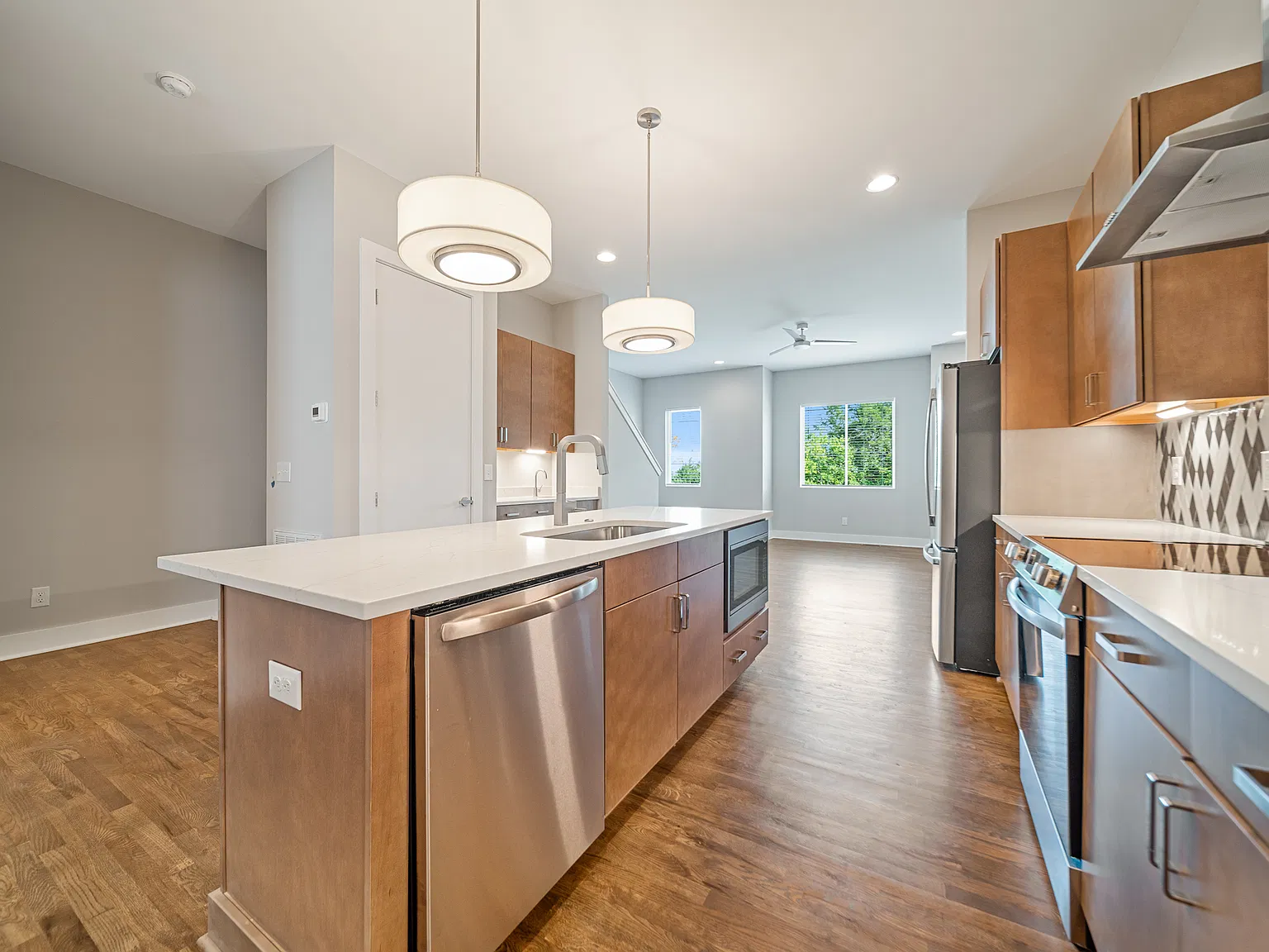 4 bed, 1946 sqft, $2,800 — Photo 2