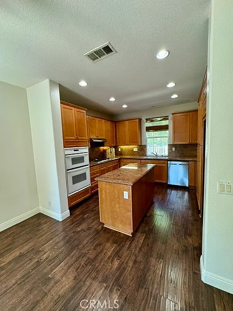 4 bed, 2.5 bath, 2200 sqft, $5,395 — Photo 4