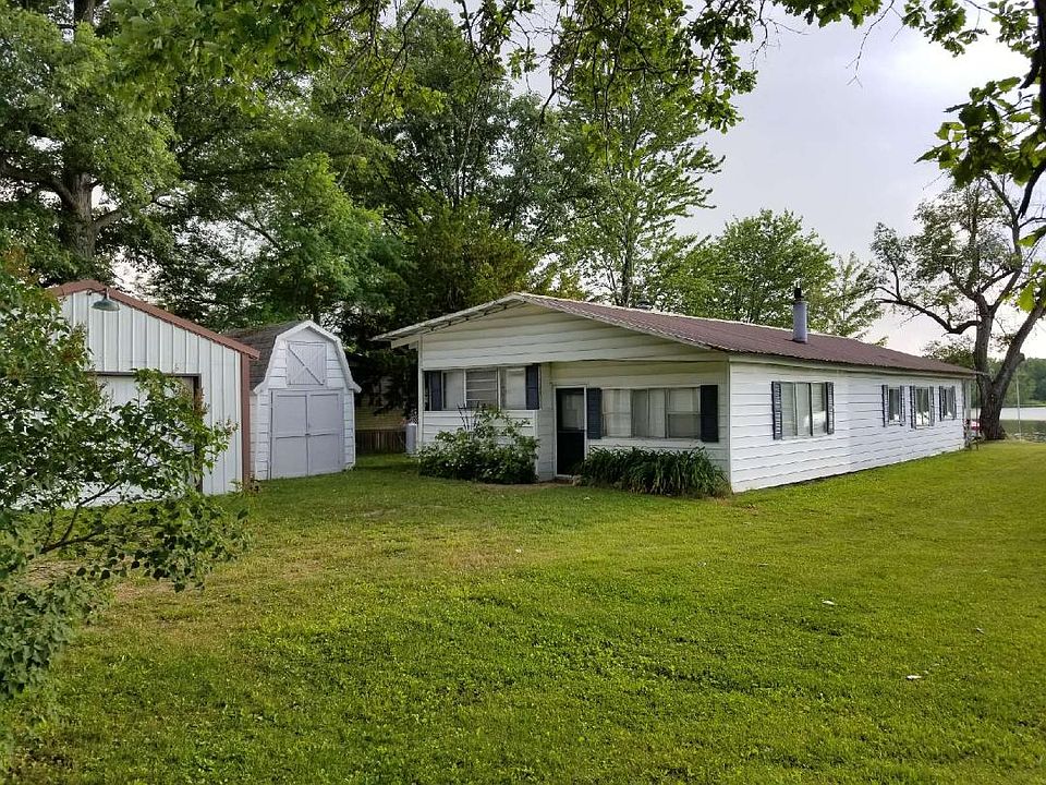 Over 1/4 acre lot Lake Front