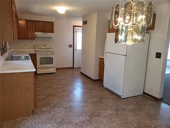 4th image of 155 Martha St
