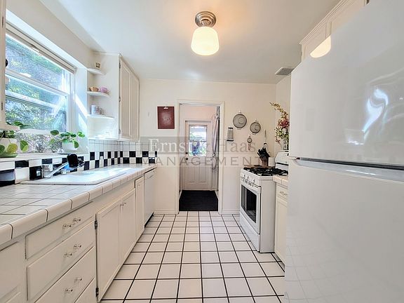 5th image of 3521 Gardenia Ave