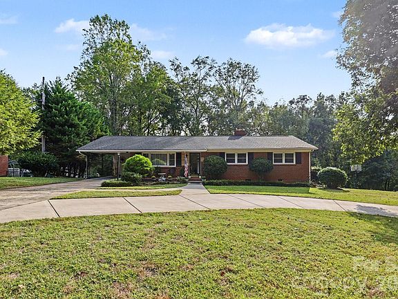 3rd image of 1910 Wildwood Rd
