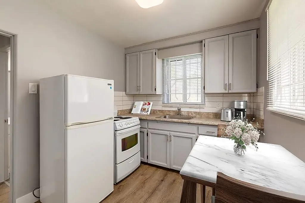 Eastwood Apartments — Photo 3