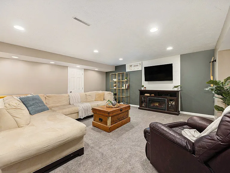 2427 Sinclair Ave NE — Photo 4