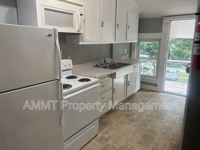 1725 D Ave NE #3 — Photo 2