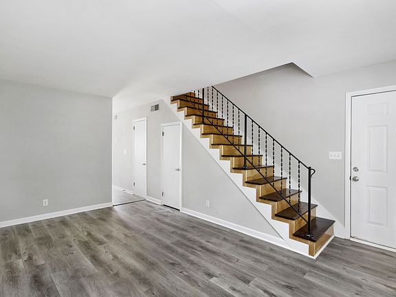 3rd image of 1012 Hickory Hill Ln