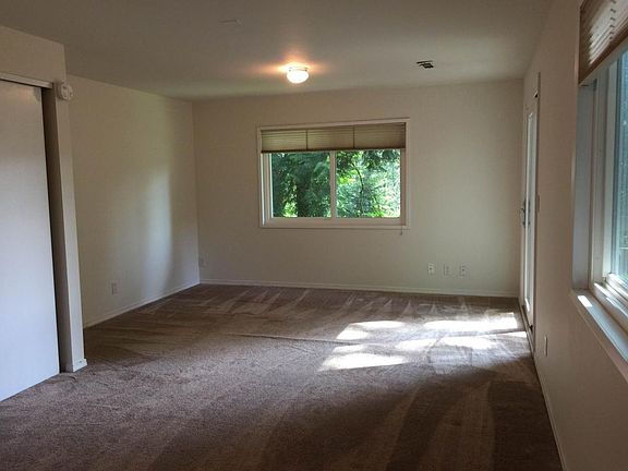 5th image of 2530 186th Ave NE