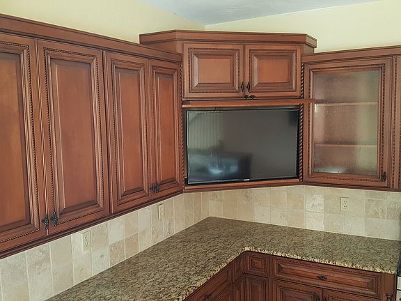 2nd image of 1008 Blackthorne Dr