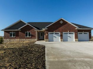 16329 Country View Ct, Dubuque, IA 52002