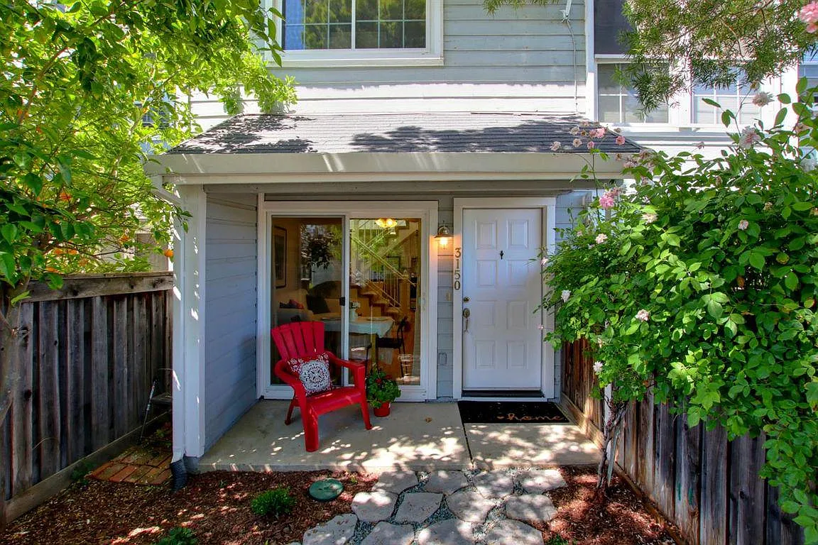 3150 Woods Cir photo 1