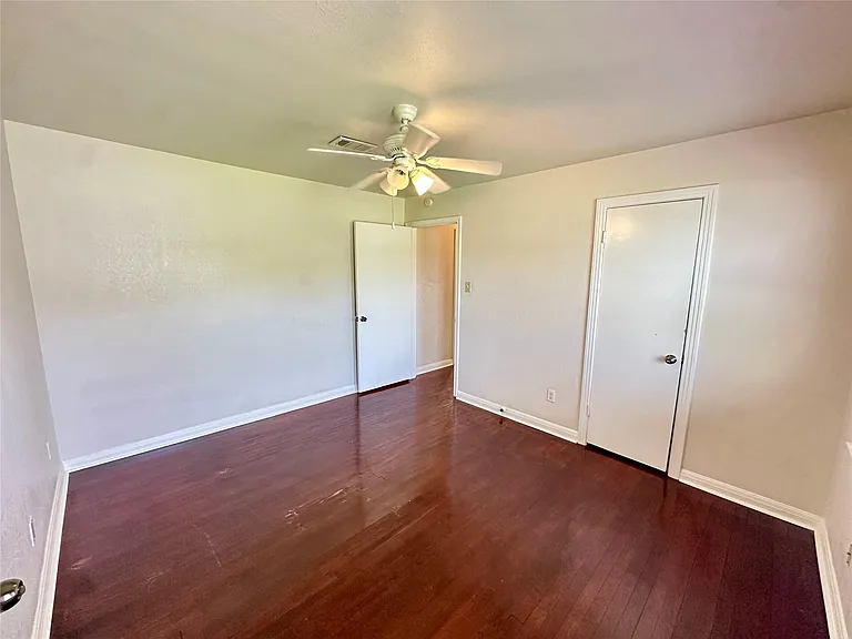5222 Avenue O — Photo 11