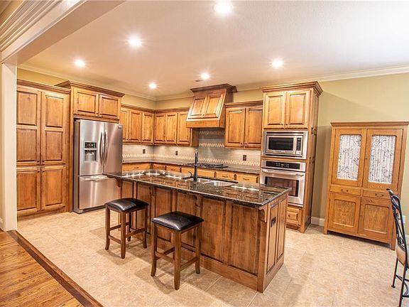 3rd image of 6114 W Bainbridge Dr
