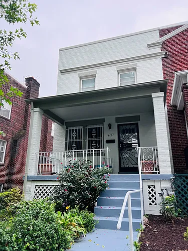 422 21st St NE #B Photo 1 422 21st St NE #B Photo 1
