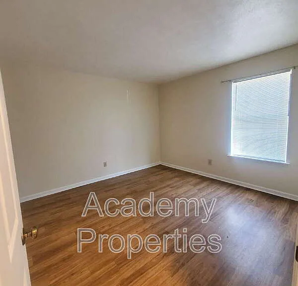 200 Sheraton Ct — Photo 10