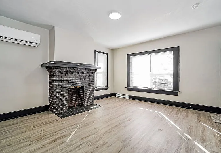 98-100 N Hague Ave #100 — Photo 3