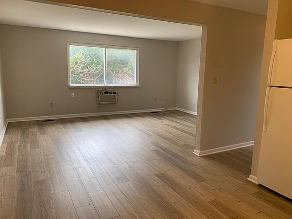 4th image of 3000 E Dorothy Ln APT 4