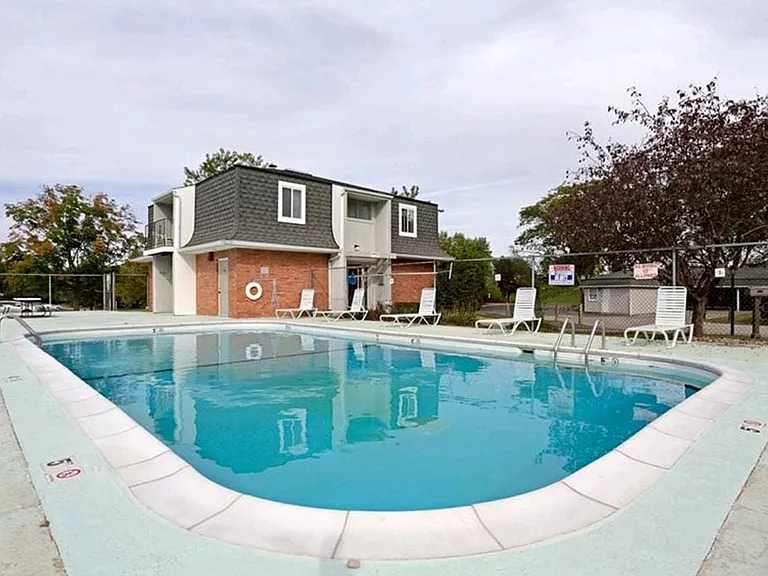 Hollow Hills Apartments — Photo 2