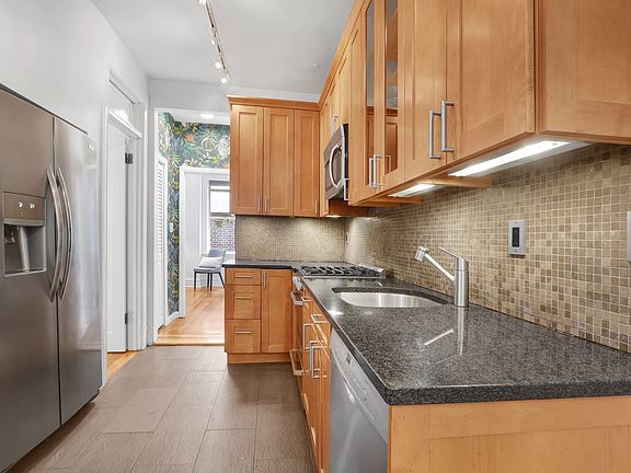 2nd image of 140 W 71st St #7AJ