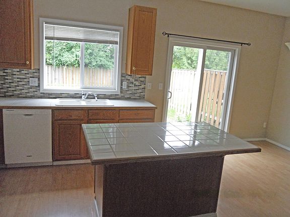 5th image of 824 SE 62nd Ave
