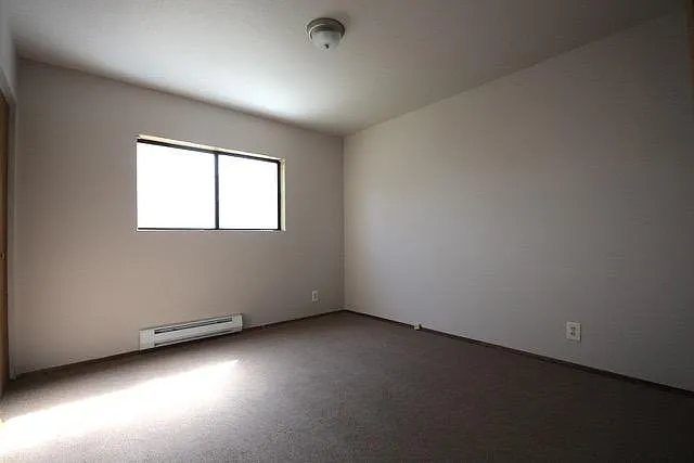 3 bed, 1000 sqft, $2,500 — Photo 2