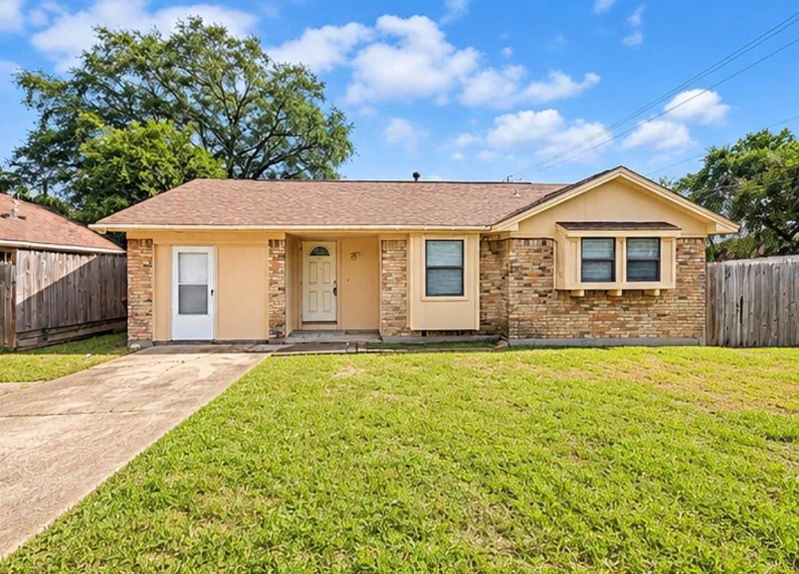 3 bed, 2.0 bath, 1226 sqft, $1,599 — Photo 1