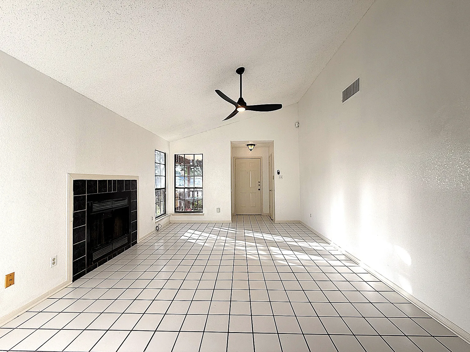 3 bed, 1205 sqft, $1,295 — Photo 4