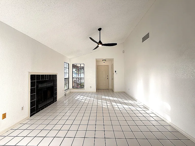 3203 Honeysuckle Dr — Photo 4