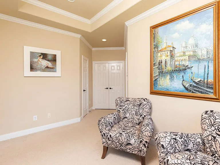 162 W Hullwood Ct — Photo 28