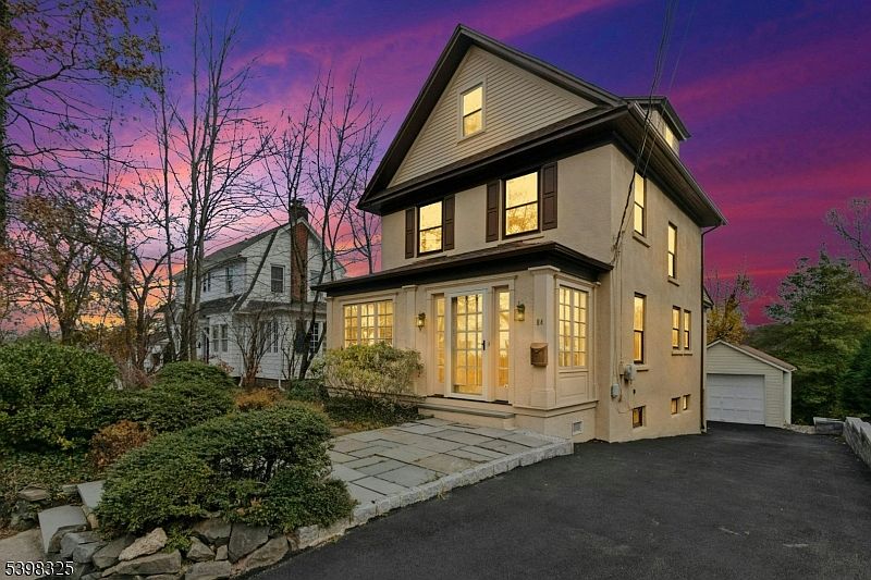 1st image of 84 Ashwood Ave