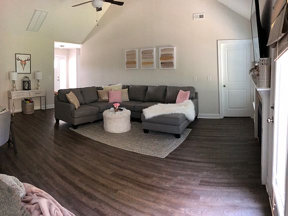 3rd image of 208 Kipling Dr