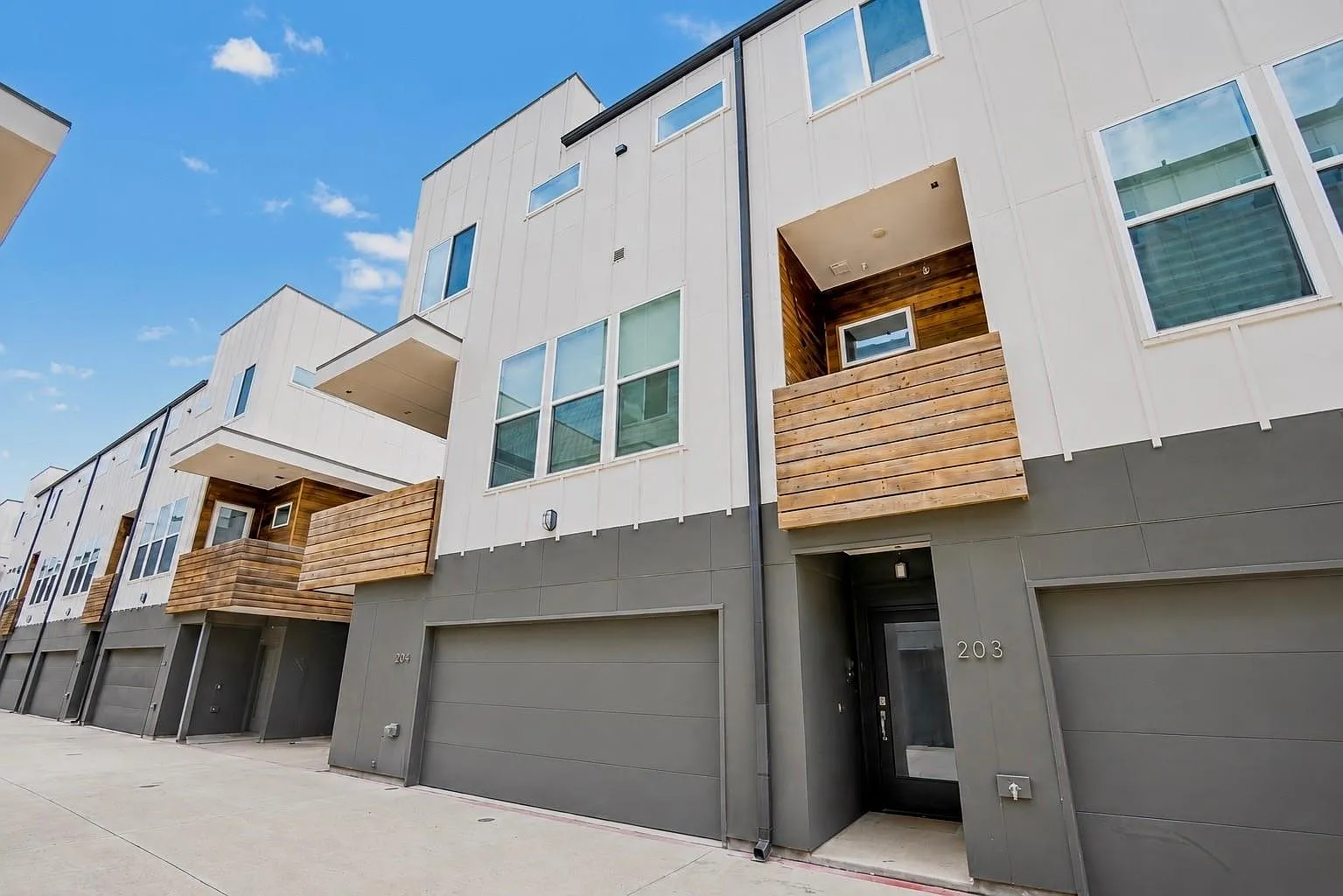 3 bed, 1749 sqft, $3,450 — Photo 1