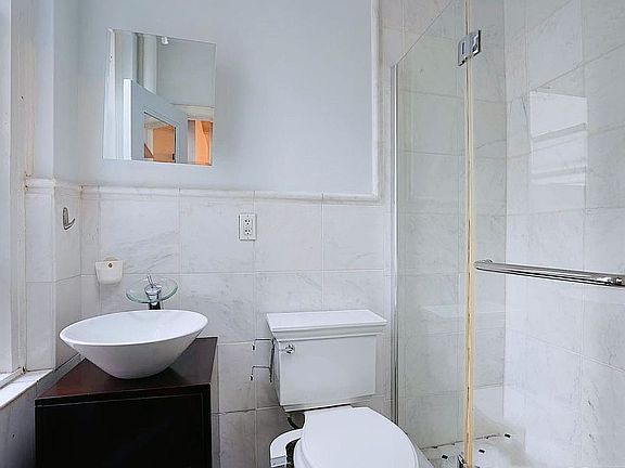 4th image of 325 W 45th St APT 115
