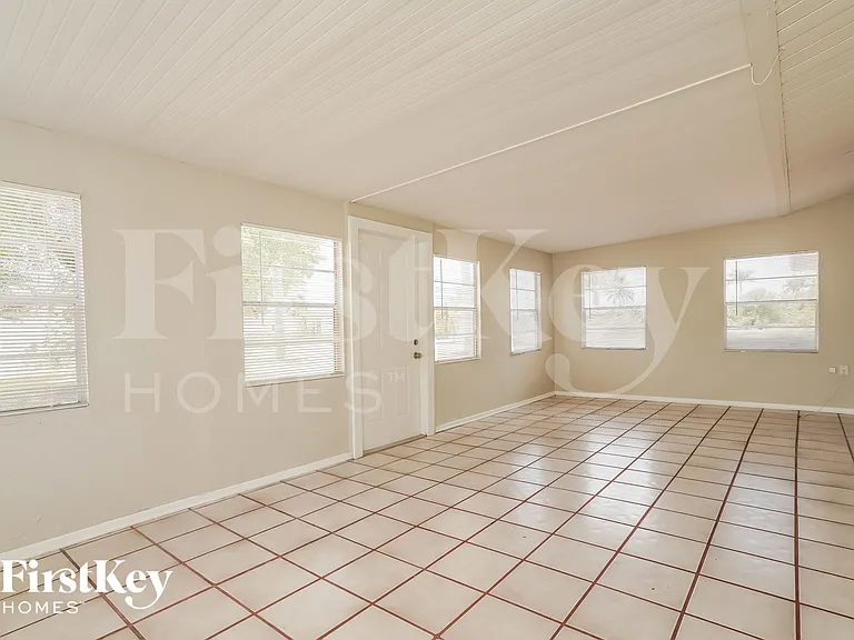 432 SW 37th Ter — Photo 7
