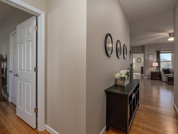 3rd image of 708 Coltsfoot Ln