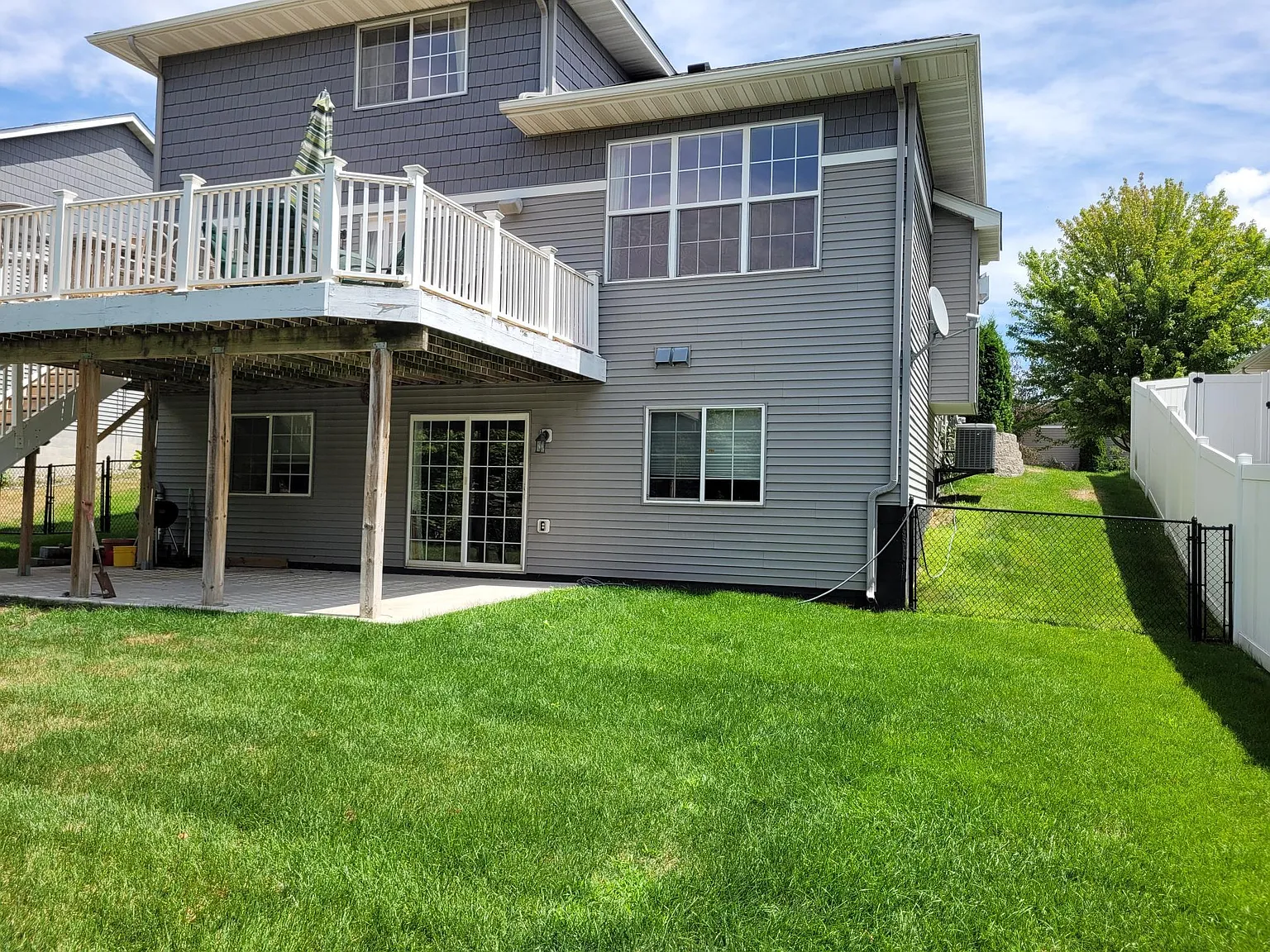 4 bed, 2700 sqft, $3,350 — Photo 2