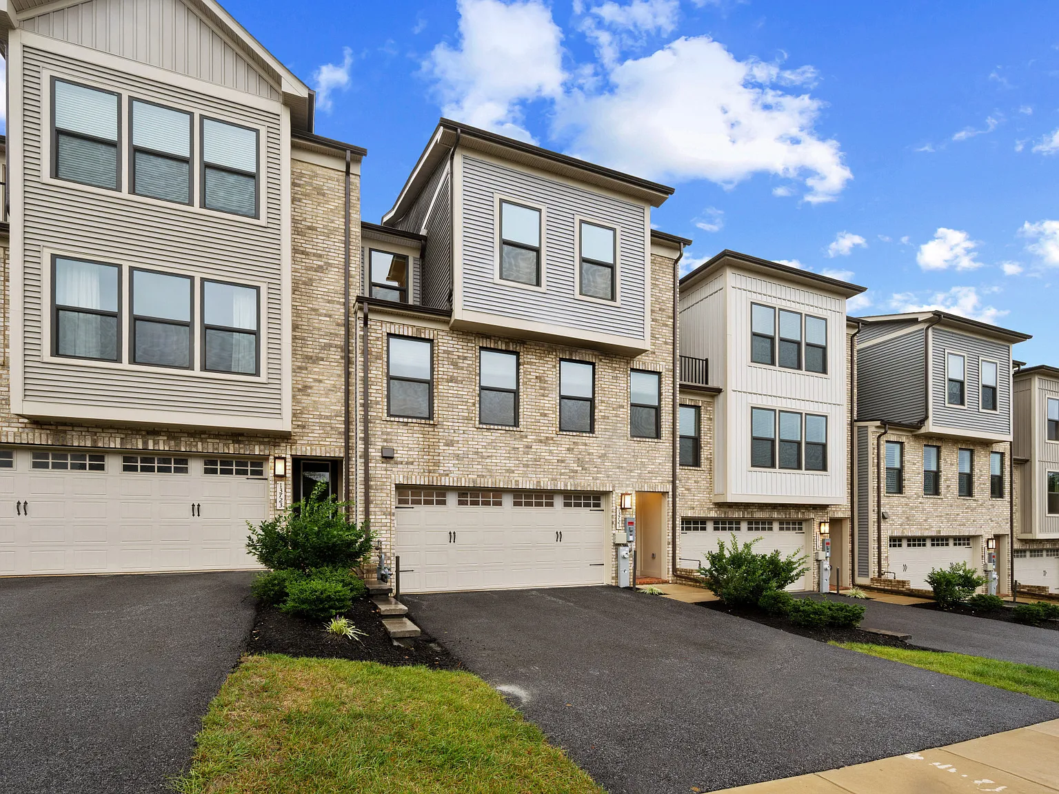3 bed, 2789 sqft, $5,000 — Photo 1