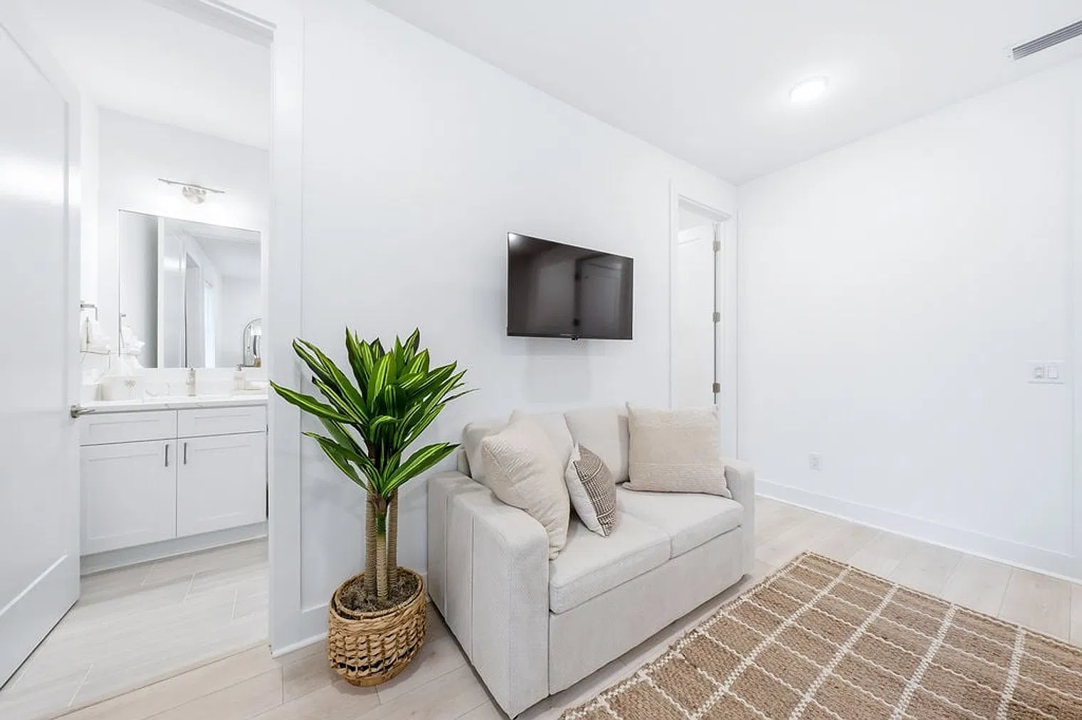 4 bed, 3.0 bath, 1980 sqft, $4,676 — Photo 3