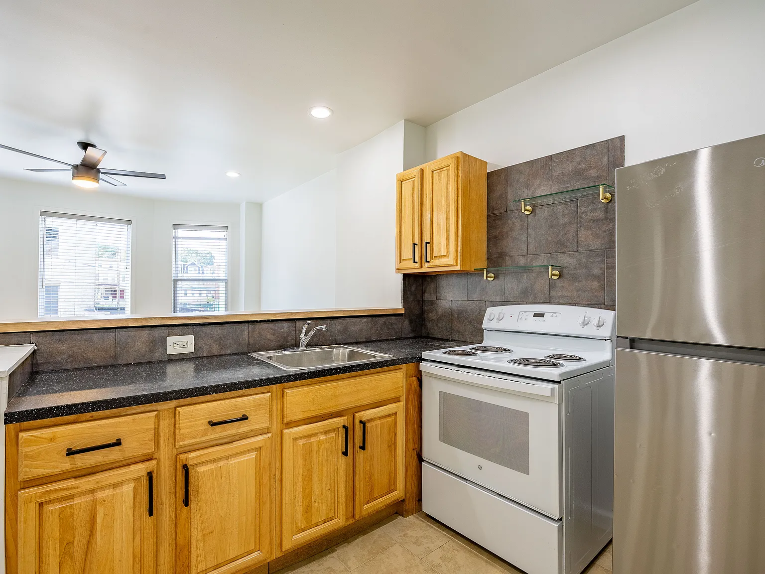 3 bed, 1.5 bath, 1100 sqft, $1,650 — Photo 2