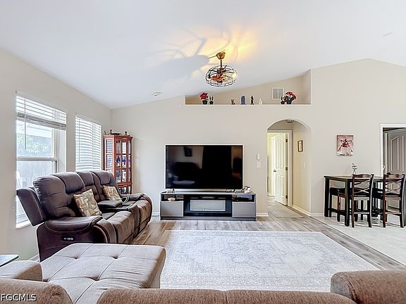 5th image of 2221 SW 3rd Ave