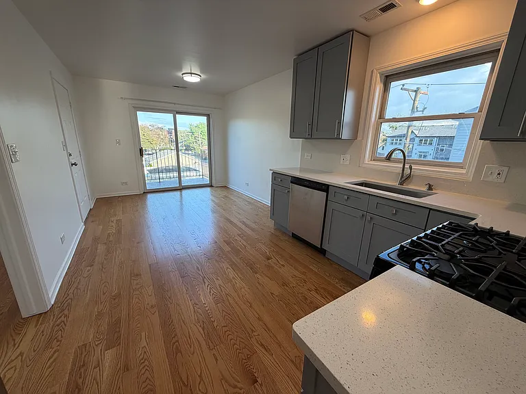 2833 N Auxplaines Ave #3 — Photo 6