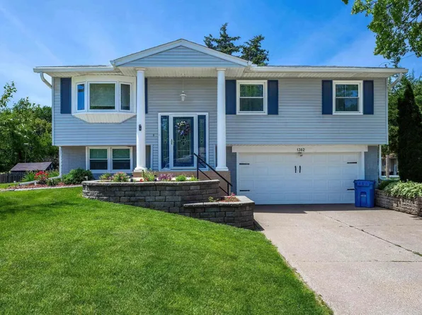 1302 W 2nd St, Coal Valley, IL 61240