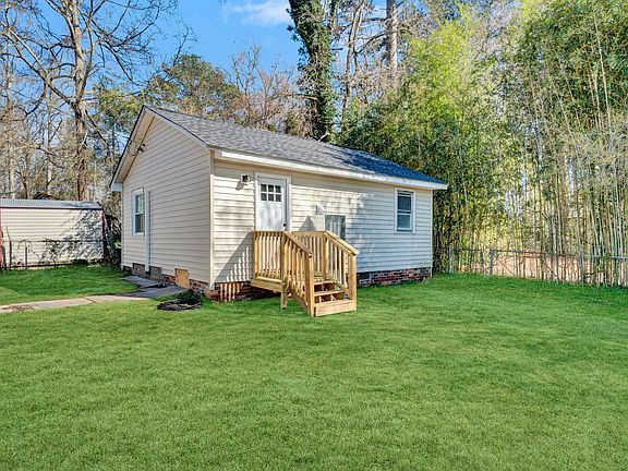 3rd image of 207 Elm St