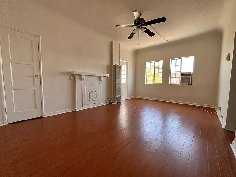 512 N Alexandria Ave — Photo 2