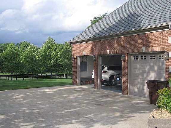 3rd image of 407 Stonegate Dr