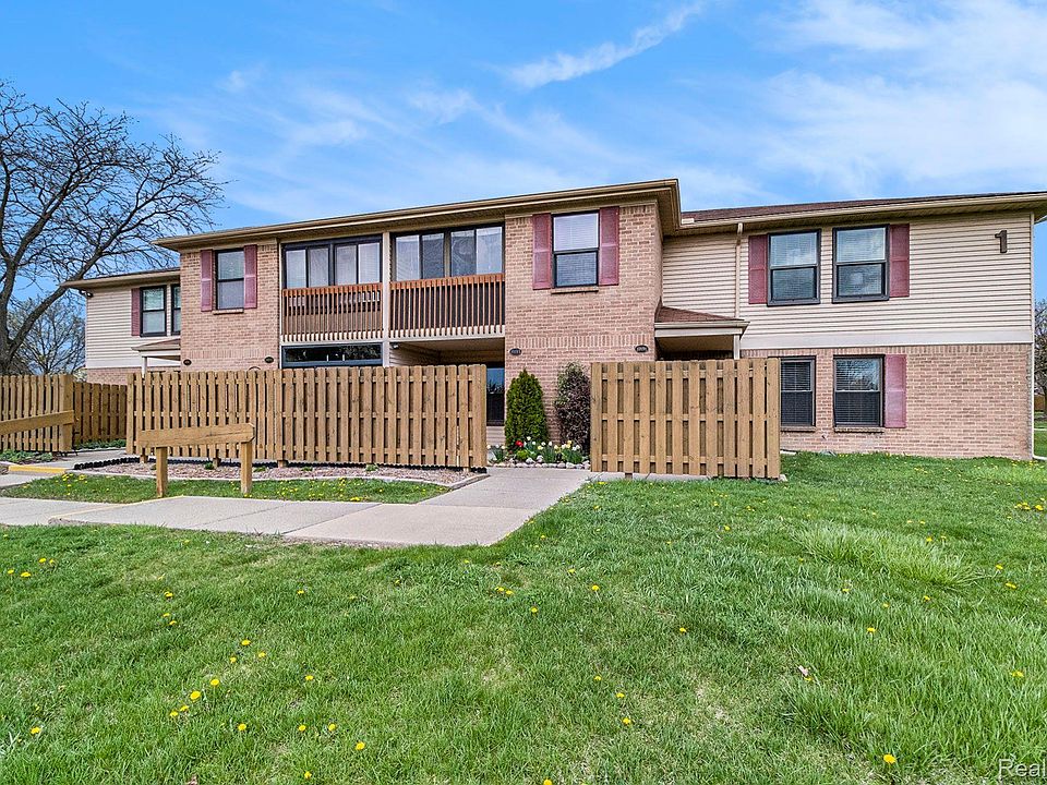 1st image of 19193 Surrey Ln