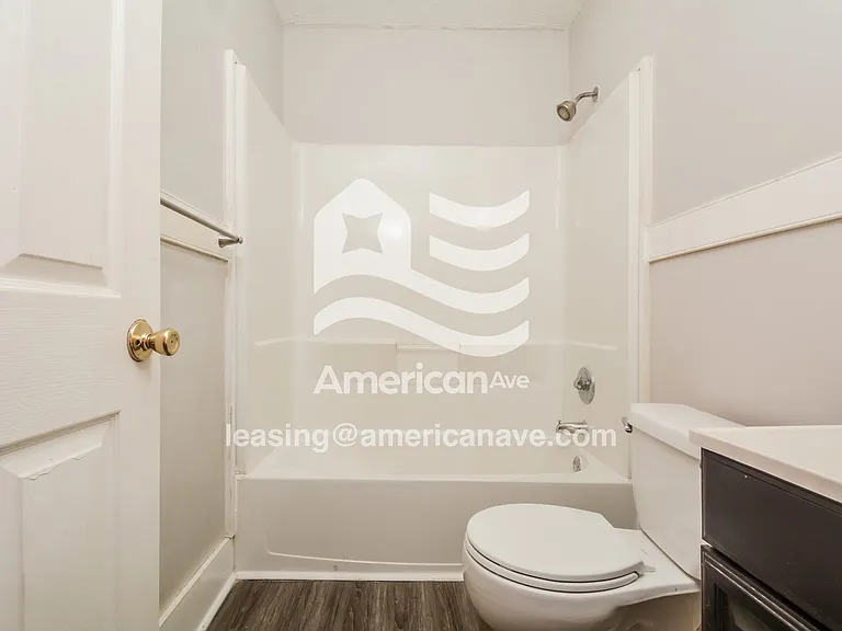 30010_009_main_bathroom_14283232.jpg