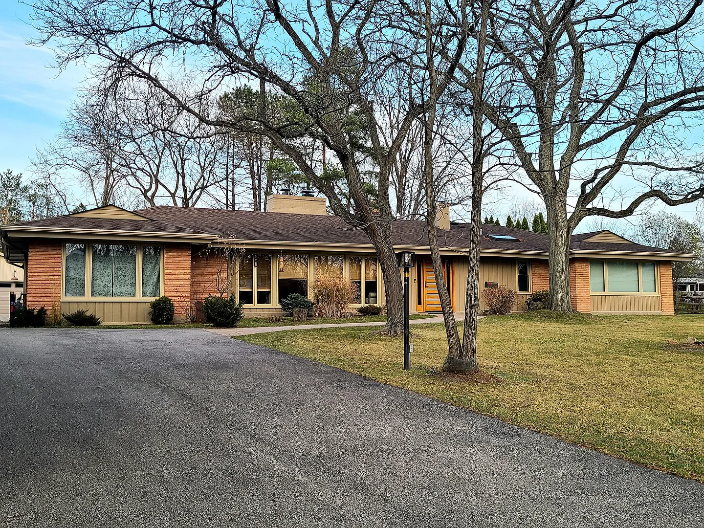 1989 Richfield Ave photo 1